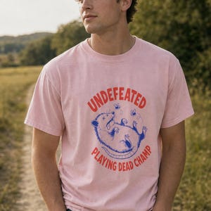 Invaincu Playing Dead Champ T-shirt Opossum T-shirt drôle de bande dessinée Possum T-shirt graphique animal étrange image 3