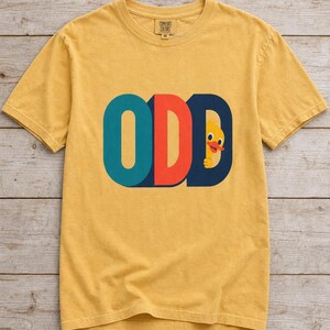 Odd Duck T-Shirt, Cute Yellow Duckling Peeking Behind Bold ODD Typography Tee, Quirky Weirdo Graphic Shirt, Funny Gift immagine 12