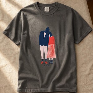 Hold Couple Illustration T-Shirt, Minimalist Editorial Art Tee, Leaning Together Love Graphic Shirt, Quiet Romance Gift afbeelding 12