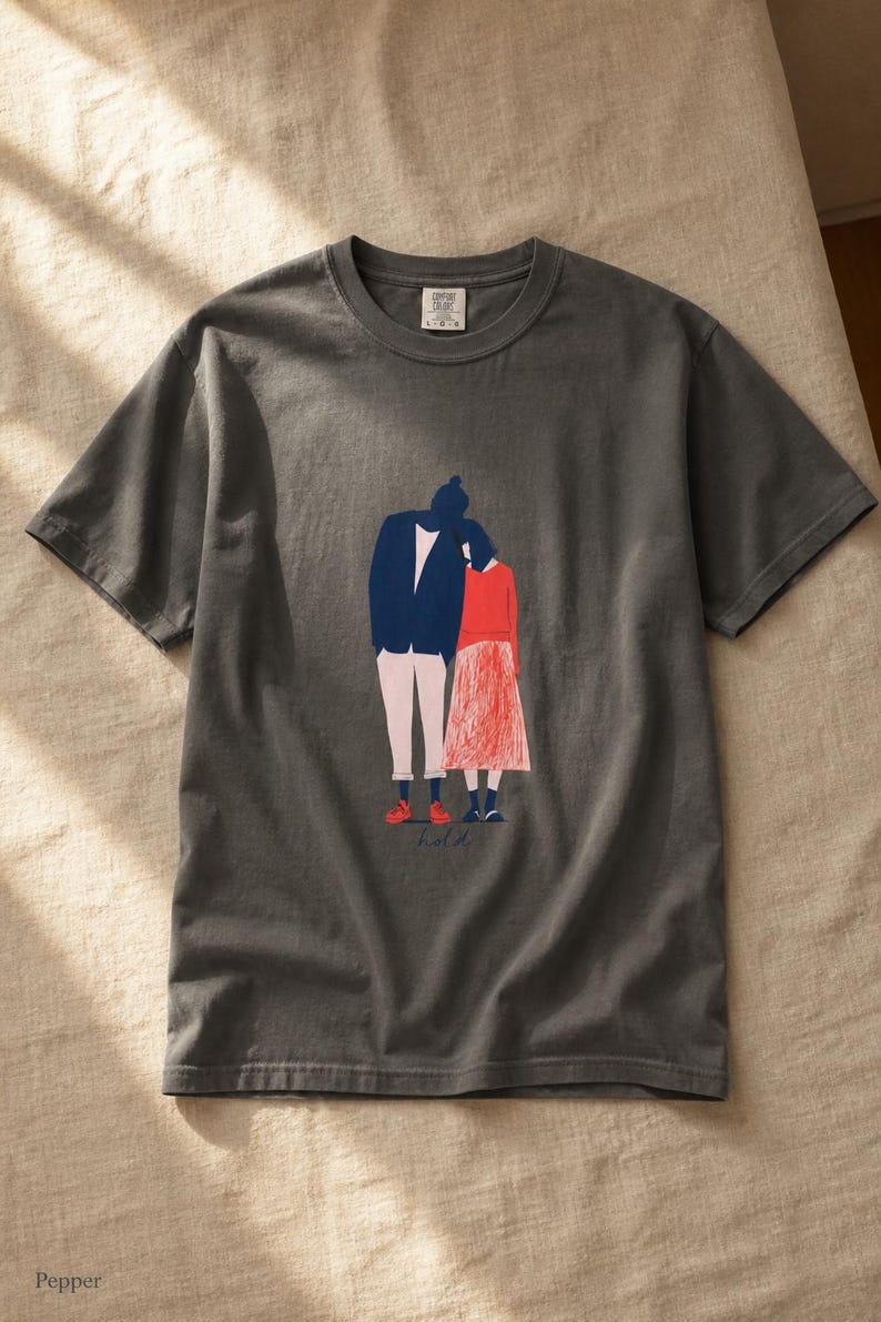 Hold Couple Illustration T-Shirt, Minimalist Editorial Art Tee, Leaning Together Love Graphic Shirt, Quiet Romance Gift afbeelding 12