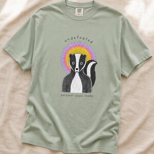 Undefeated Personal Space Champ Skunk T-Shirt, Funny Introvert Tee, Stippled Skunk Portrait with Sunburst Halo Graphic Tee Bild 5
