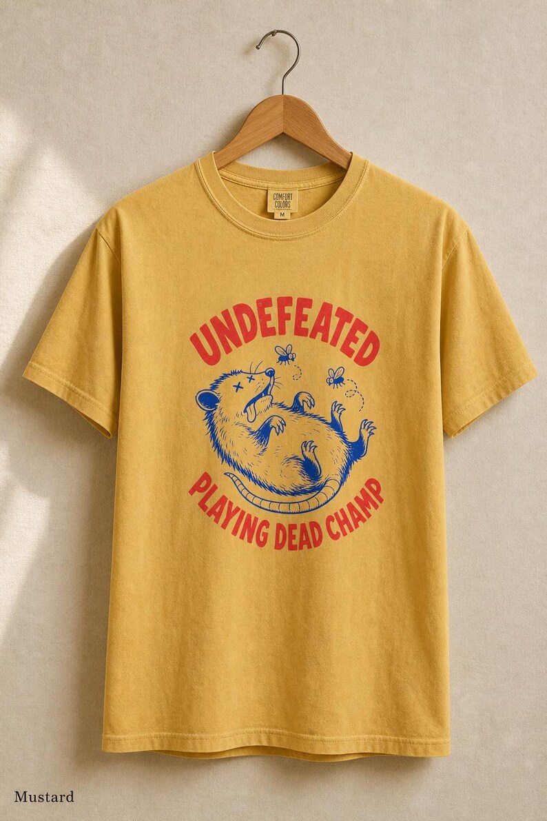 Invaincu Playing Dead Champ T-shirt Opossum T-shirt drôle de bande dessinée Possum T-shirt graphique animal étrange image 11