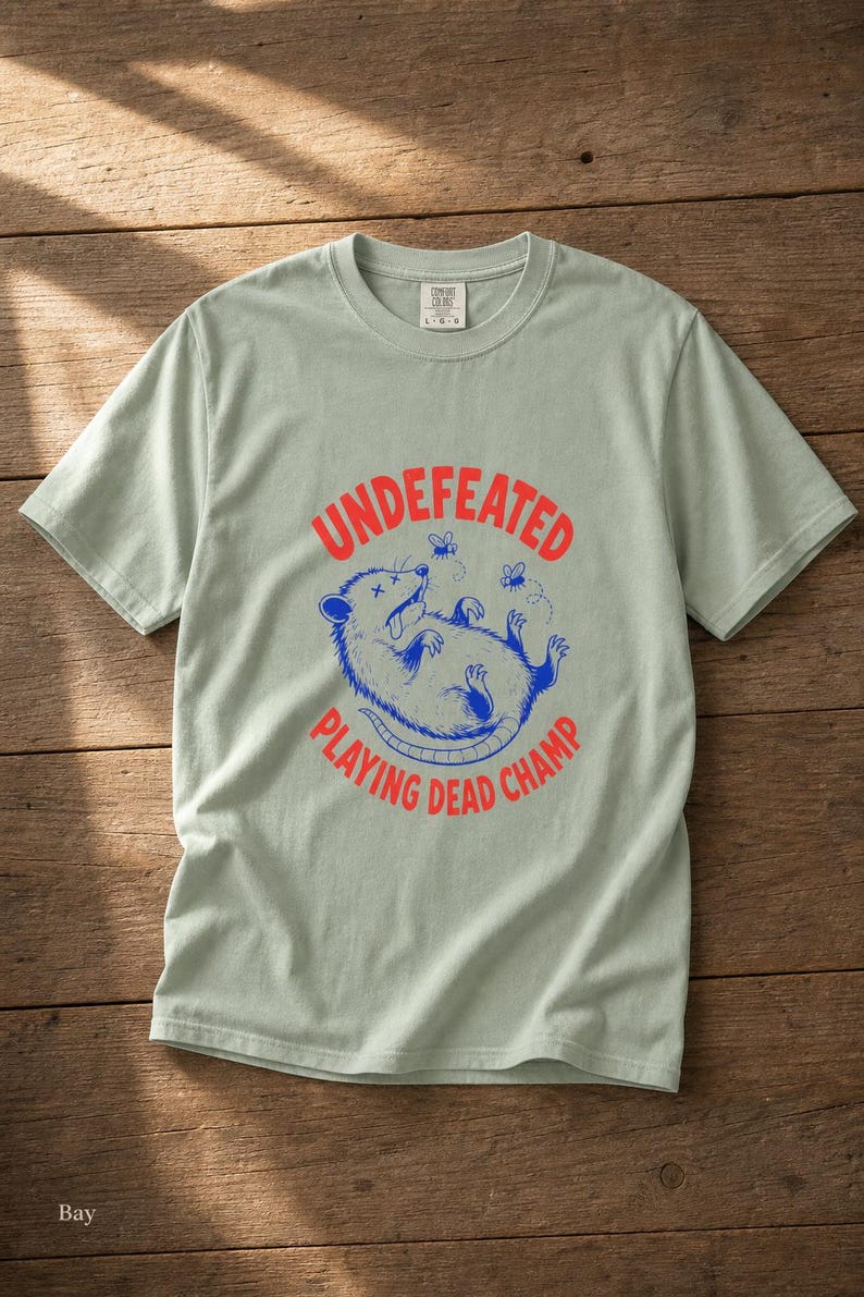 Invaincu Playing Dead Champ T-shirt Opossum T-shirt drôle de bande dessinée Possum T-shirt graphique animal étrange image 4