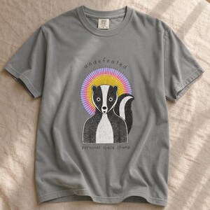 Undefeated Personal Space Champ Skunk T-Shirt, Funny Introvert Tee, Stippled Skunk Portrait with Sunburst Halo Graphic Tee Bild 13