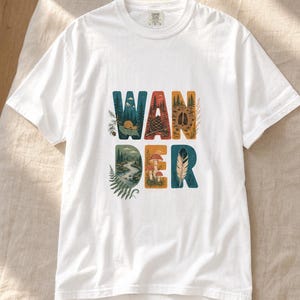 Camiseta con estampado de escenas de la naturaleza, camiseta de senderismo con letras ilustradas en el bosque, camiseta con estampado de piñas, setas y plumas. imagen 4