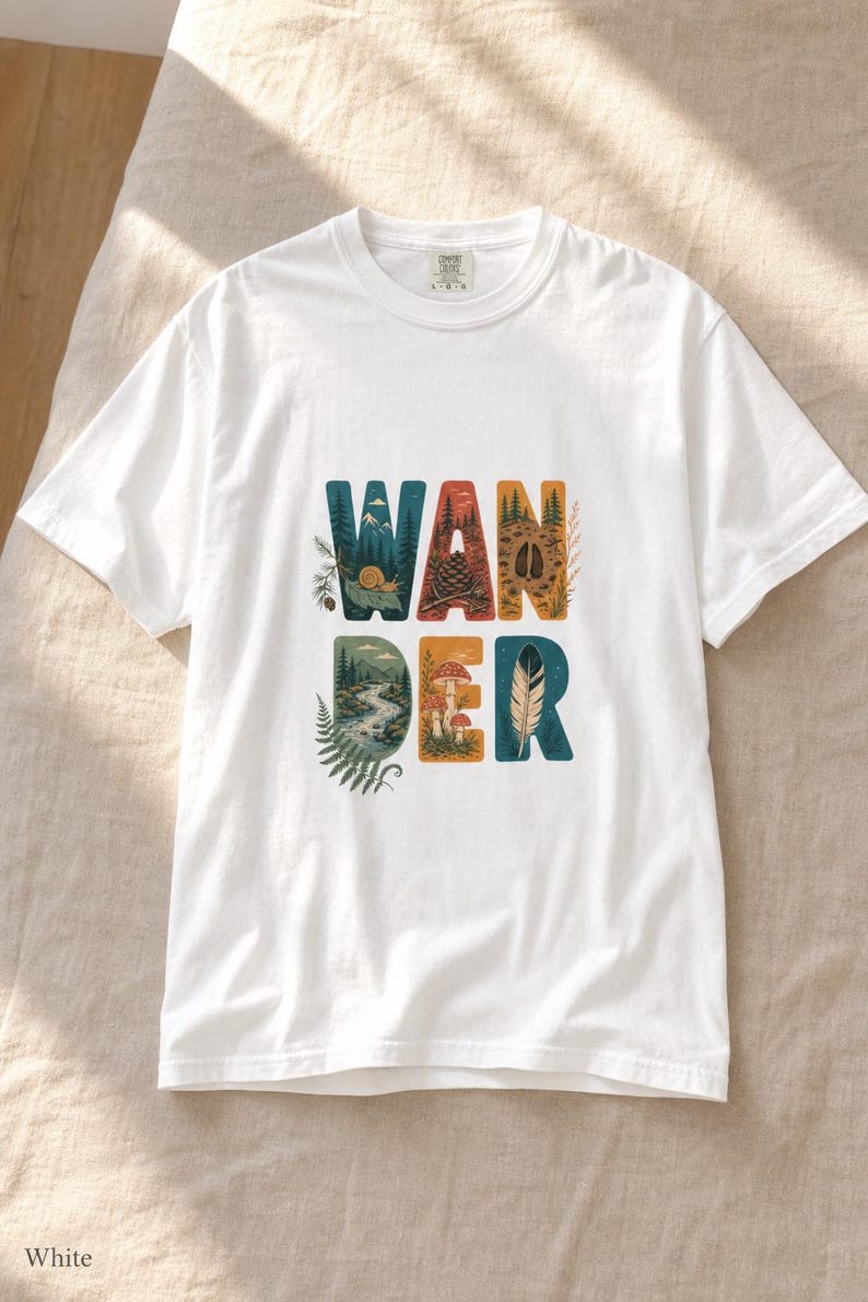 Camiseta con estampado de escenas de la naturaleza, camiseta de senderismo con letras ilustradas en el bosque, camiseta con estampado de piñas, setas y plumas. imagen 4
