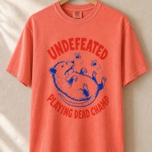 Invaincu Playing Dead Champ T-shirt Opossum T-shirt drôle de bande dessinée Possum T-shirt graphique animal étrange image 10