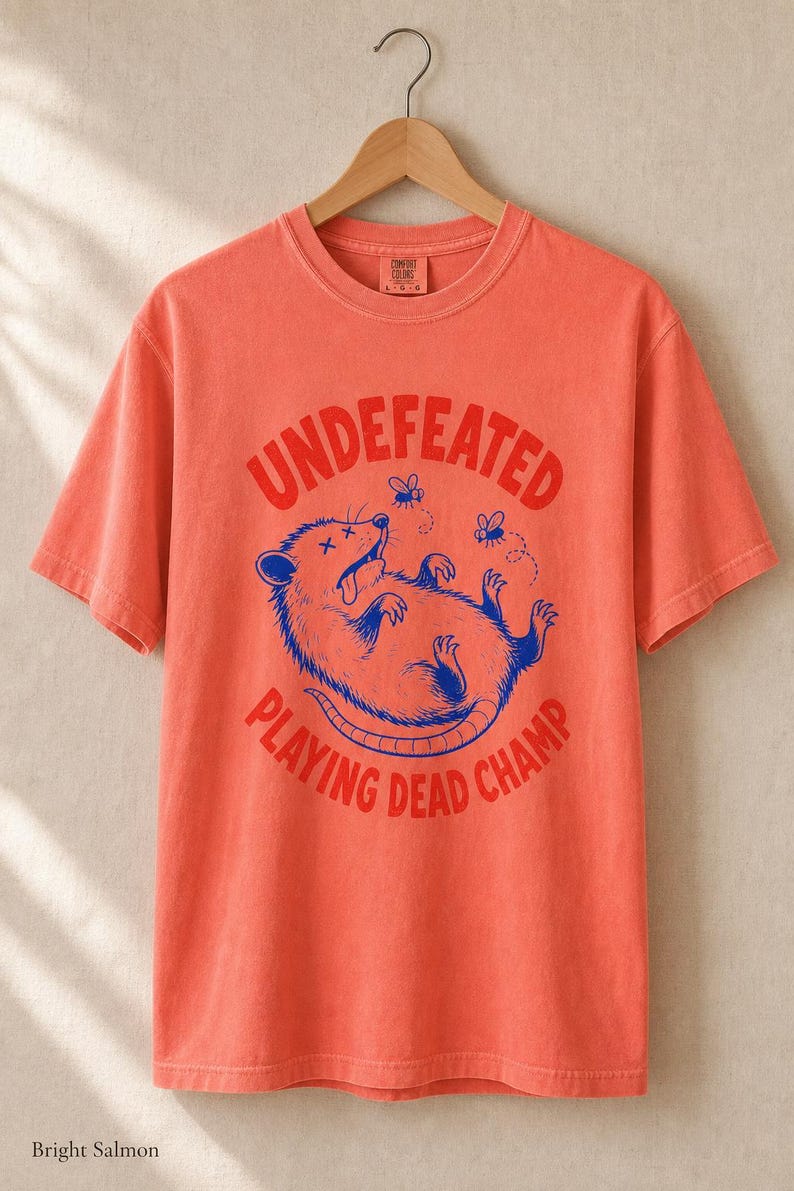 Invaincu Playing Dead Champ T-shirt Opossum T-shirt drôle de bande dessinée Possum T-shirt graphique animal étrange image 10