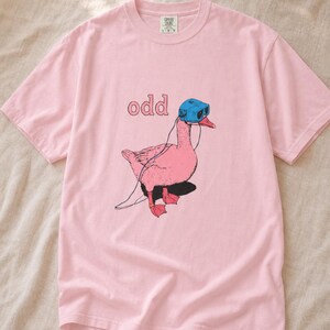 Odd Pink Goose in VR Headset T-Shirt, Weird Funny Duck Illustration Tee, Quirky Animal Graphic Shirt zdjęcie 8