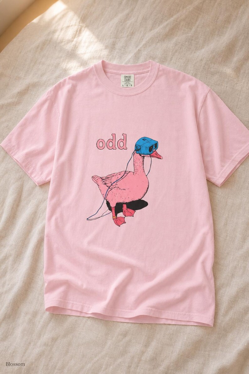 Odd Pink Goose in VR Headset T-Shirt, Weird Funny Duck Illustration Tee, Quirky Animal Graphic Shirt zdjęcie 8