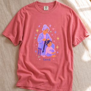 Grandmother Braiding Granddaughter's Hair T-Shirt, Tend Pastel Illustration Tee, Intergenerational Care Graphic Tee, Soft Family Shirt imagem 16
