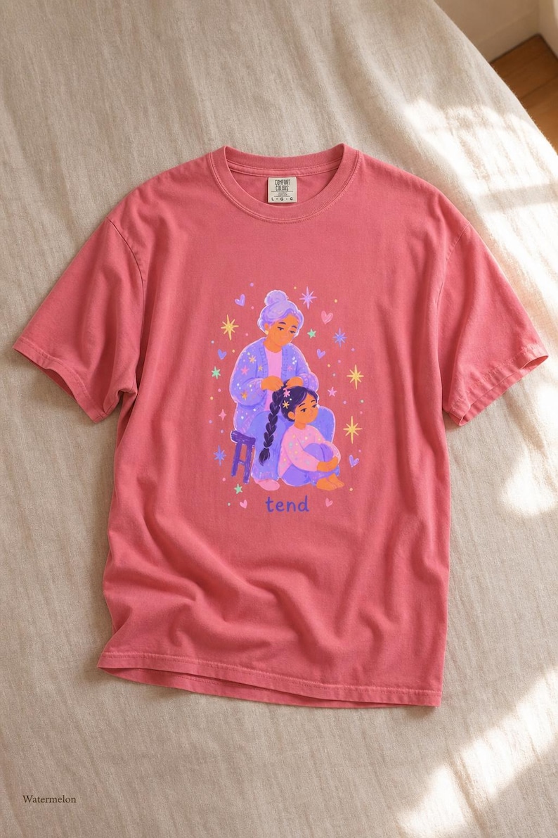 Grandmother Braiding Granddaughter's Hair T-Shirt, Tend Pastel Illustration Tee, Intergenerational Care Graphic Tee, Soft Family Shirt imagem 16