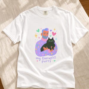 My Therapist Purrs T-Shirt, Bearded Man Holding Black Cat Tee, Cat Lover Gouache Illustration, Mental Health Cat Mom Dad Shirt imagem 4