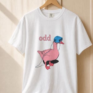 Odd Pink Goose in VR Headset T-Shirt, Weird Funny Duck Illustration Tee, Quirky Animal Graphic Shirt zdjęcie 4