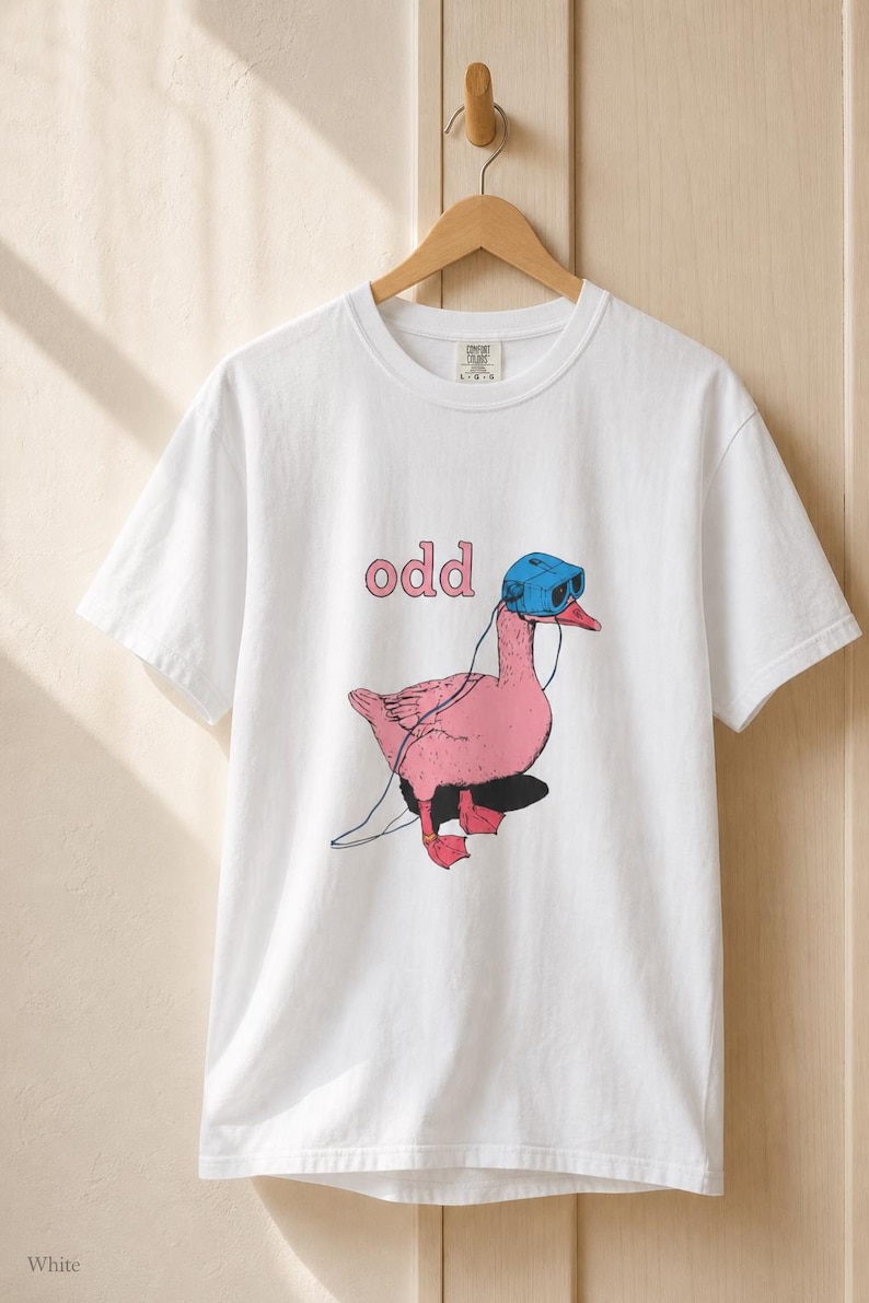 Odd Pink Goose in VR Headset T-Shirt, Weird Funny Duck Illustration Tee, Quirky Animal Graphic Shirt zdjęcie 4