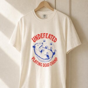Invaincu Playing Dead Champ T-shirt Opossum T-shirt drôle de bande dessinée Possum T-shirt graphique animal étrange image 6