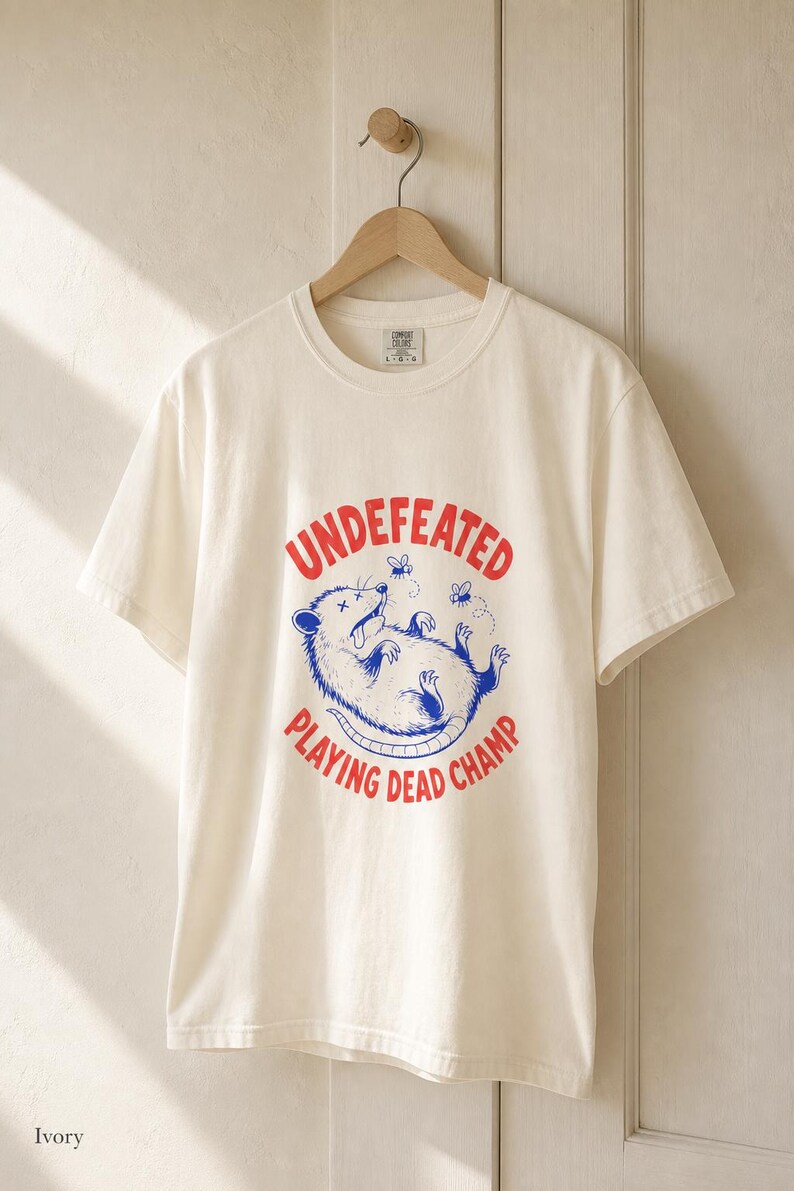 Invaincu Playing Dead Champ T-shirt Opossum T-shirt drôle de bande dessinée Possum T-shirt graphique animal étrange image 6