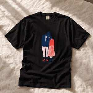 Hold Couple Illustration T-Shirt, Minimalist Editorial Art Tee, Leaning Together Love Graphic Shirt, Quiet Romance Gift afbeelding 6