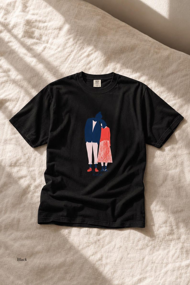Hold Couple Illustration T-Shirt, Minimalist Editorial Art Tee, Leaning Together Love Graphic Shirt, Quiet Romance Gift afbeelding 6