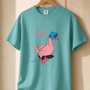Odd Pink Goose in VR Headset T-Shirt, Weird Funny Duck Illustration Tee, Quirky Animal Graphic Shirt zdjęcie 10