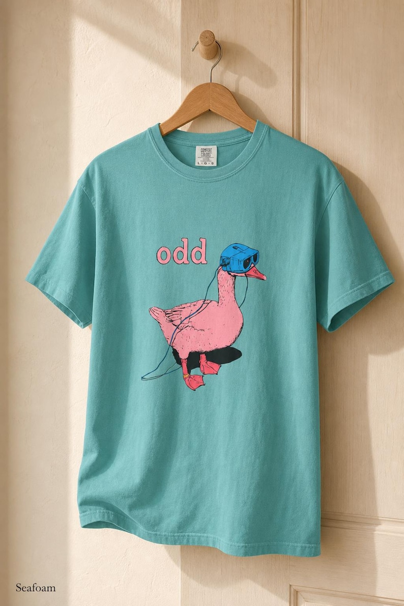Odd Pink Goose in VR Headset T-Shirt, Weird Funny Duck Illustration Tee, Quirky Animal Graphic Shirt zdjęcie 10