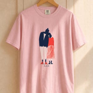 Hold Couple Illustration T-Shirt, Minimalist Editorial Art Tee, Leaning Together Love Graphic Shirt, Quiet Romance Gift afbeelding 8