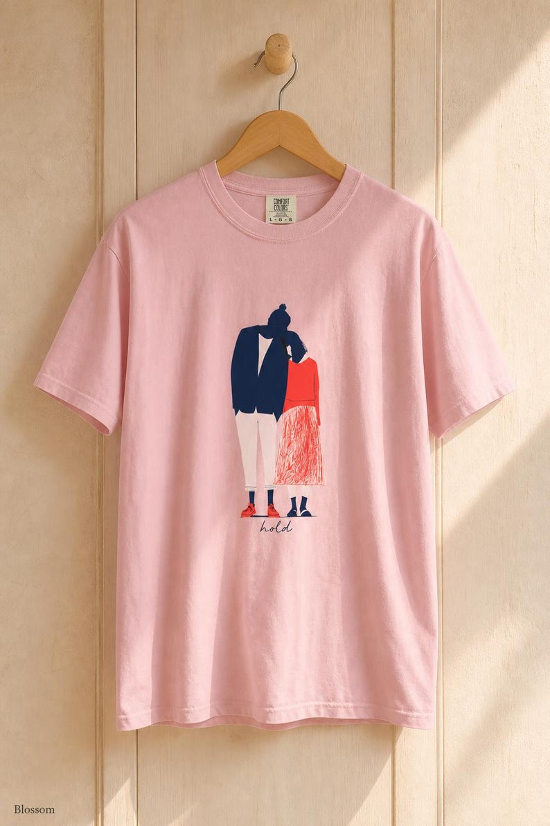 Hold Couple Illustration T-Shirt, Minimalist Editorial Art Tee, Leaning Together Love Graphic Shirt, Quiet Romance Gift afbeelding 8