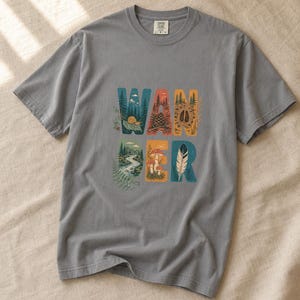 Camiseta con estampado de escenas de la naturaleza, camiseta de senderismo con letras ilustradas en el bosque, camiseta con estampado de piñas, setas y plumas. imagen 13