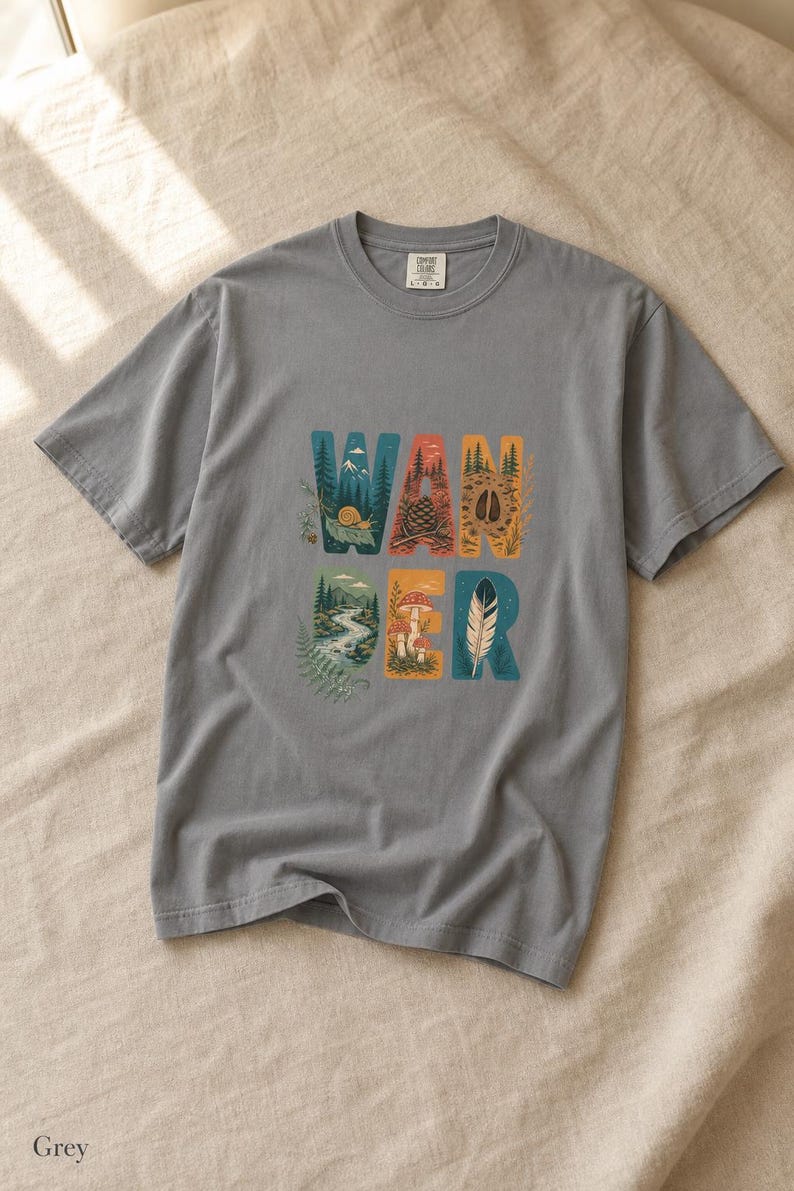 Camiseta con estampado de escenas de la naturaleza, camiseta de senderismo con letras ilustradas en el bosque, camiseta con estampado de piñas, setas y plumas. imagen 13