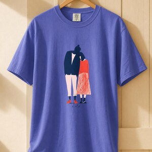 Hold Couple Illustration T-Shirt, Minimalist Editorial Art Tee, Leaning Together Love Graphic Shirt, Quiet Romance Gift afbeelding 16
