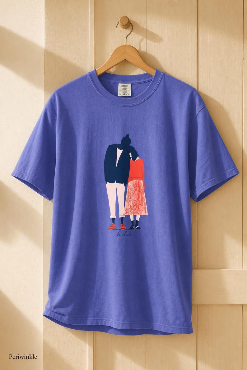 Hold Couple Illustration T-Shirt, Minimalist Editorial Art Tee, Leaning Together Love Graphic Shirt, Quiet Romance Gift afbeelding 16