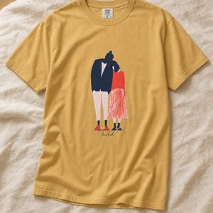 Hold Couple Illustration T-Shirt, Minimalist Editorial Art Tee, Leaning Together Love Graphic Shirt, Quiet Romance Gift afbeelding 11