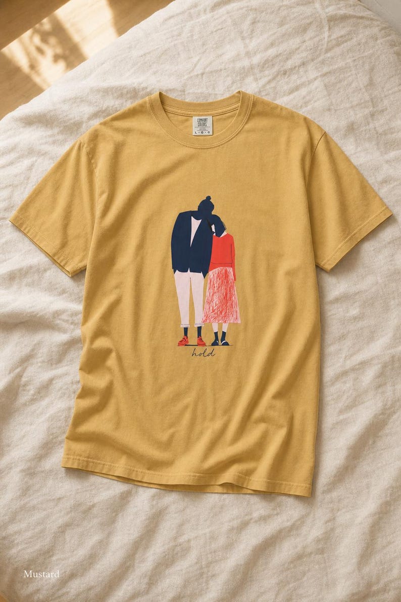 Hold Couple Illustration T-Shirt, Minimalist Editorial Art Tee, Leaning Together Love Graphic Shirt, Quiet Romance Gift afbeelding 11