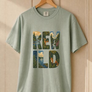 Camiseta con escena de naturaleza salvaje, camiseta con letras ilustradas con ciervo, zorro, bosque y río, camiseta de senderismo estilo cottagecore. imagen 1