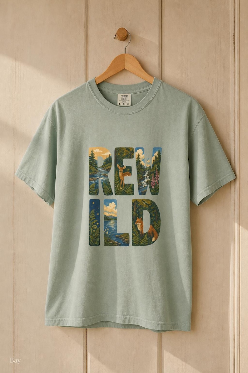 Camiseta con escena de naturaleza salvaje, camiseta con letras ilustradas con ciervo, zorro, bosque y río, camiseta de senderismo estilo cottagecore. imagen 1