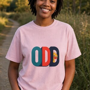 Odd Duck T-Shirt, Cute Yellow Duckling Peeking Behind Bold ODD Typography Tee, Quirky Weirdo Graphic Shirt, Funny Gift immagine 3