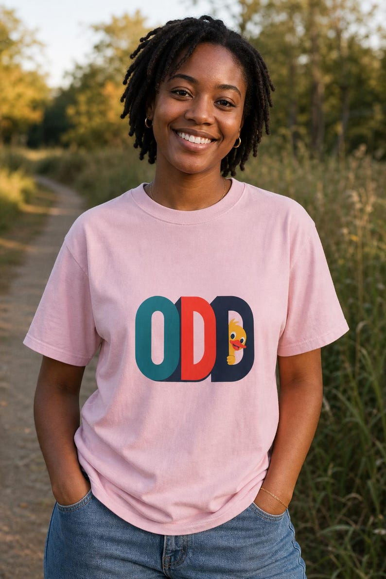 Odd Duck T-Shirt, Cute Yellow Duckling Peeking Behind Bold ODD Typography Tee, Quirky Weirdo Graphic Shirt, Funny Gift immagine 3