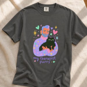 My Therapist Purrs T-Shirt, Bearded Man Holding Black Cat Tee, Cat Lover Gouache Illustration, Mental Health Cat Mom Dad Shirt imagem 13
