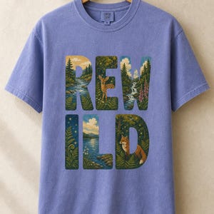 Camiseta con escena de naturaleza salvaje, camiseta con letras ilustradas con ciervo, zorro, bosque y río, camiseta de senderismo estilo cottagecore. imagen 15