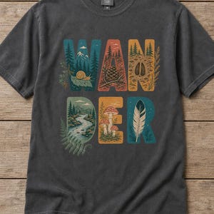 Camiseta con estampado de escenas de la naturaleza, camiseta de senderismo con letras ilustradas en el bosque, camiseta con estampado de piñas, setas y plumas. imagen 12