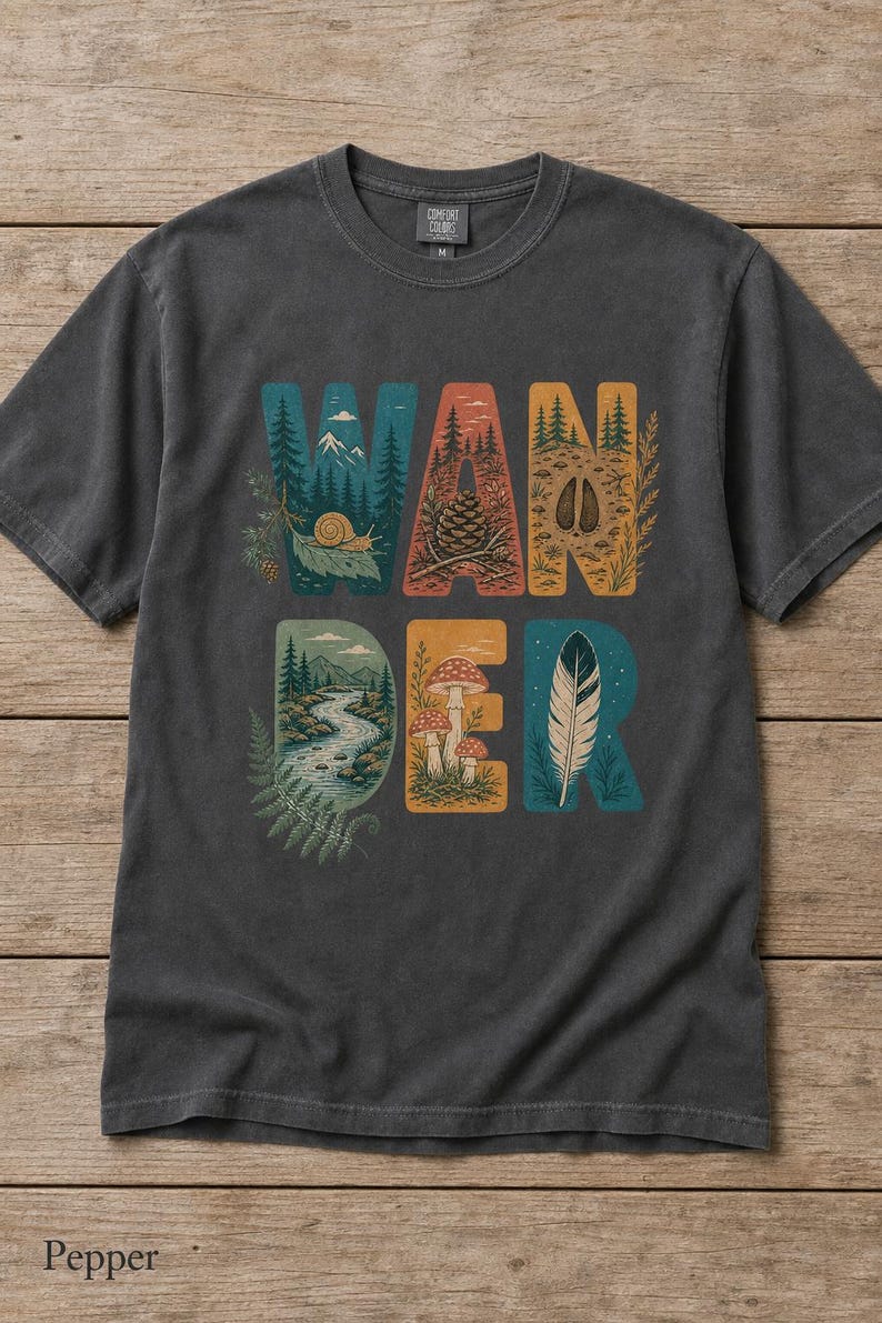 Camiseta con estampado de escenas de la naturaleza, camiseta de senderismo con letras ilustradas en el bosque, camiseta con estampado de piñas, setas y plumas. imagen 12