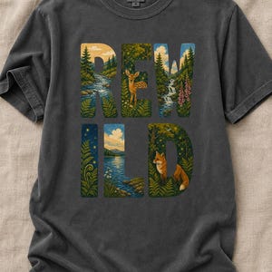 Camiseta con escena de naturaleza salvaje, camiseta con letras ilustradas con ciervo, zorro, bosque y río, camiseta de senderismo estilo cottagecore. imagen 12