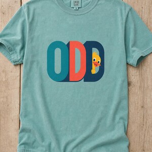 Odd Duck T-Shirt, Cute Yellow Duckling Peeking Behind Bold ODD Typography Tee, Quirky Weirdo Graphic Shirt, Funny Gift immagine 10