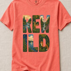 Camiseta con escena de naturaleza salvaje, camiseta con letras ilustradas con ciervo, zorro, bosque y río, camiseta de senderismo estilo cottagecore. imagen 10
