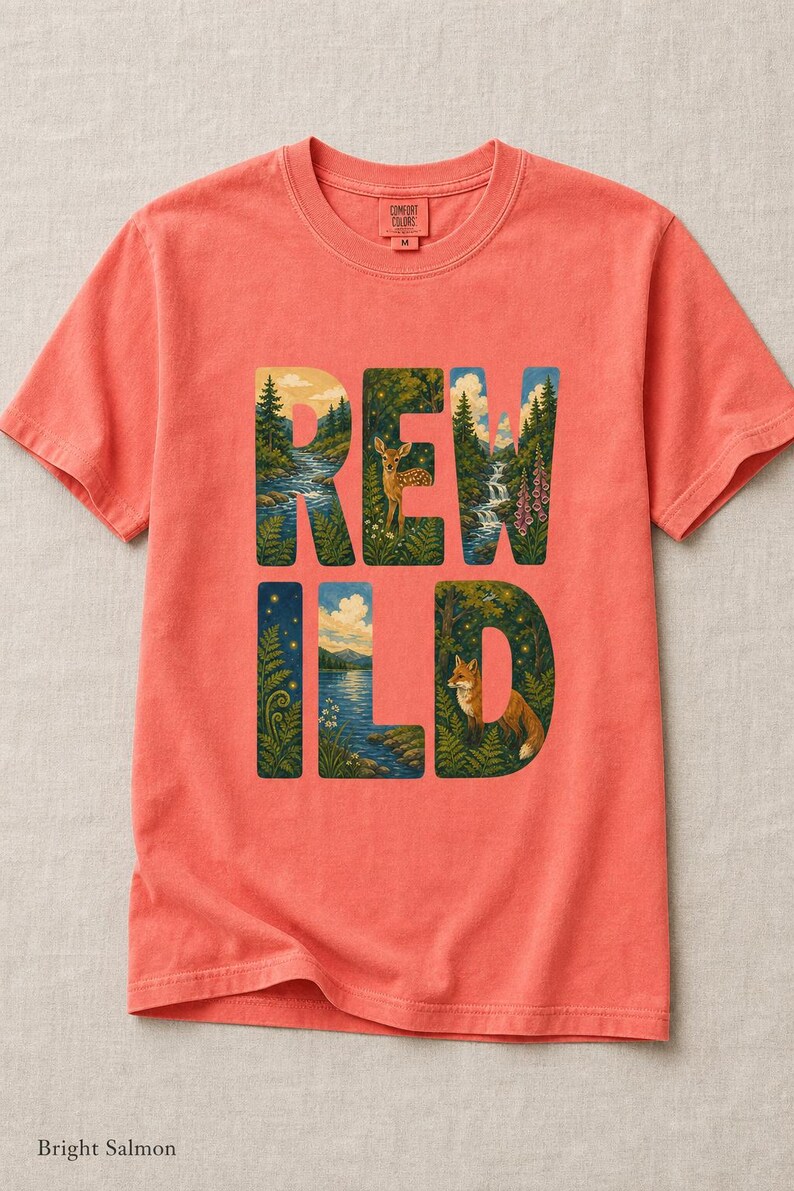 Camiseta con escena de naturaleza salvaje, camiseta con letras ilustradas con ciervo, zorro, bosque y río, camiseta de senderismo estilo cottagecore. imagen 10