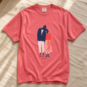 Hold Couple Illustration T-Shirt, Minimalist Editorial Art Tee, Leaning Together Love Graphic Shirt, Quiet Romance Gift afbeelding 15
