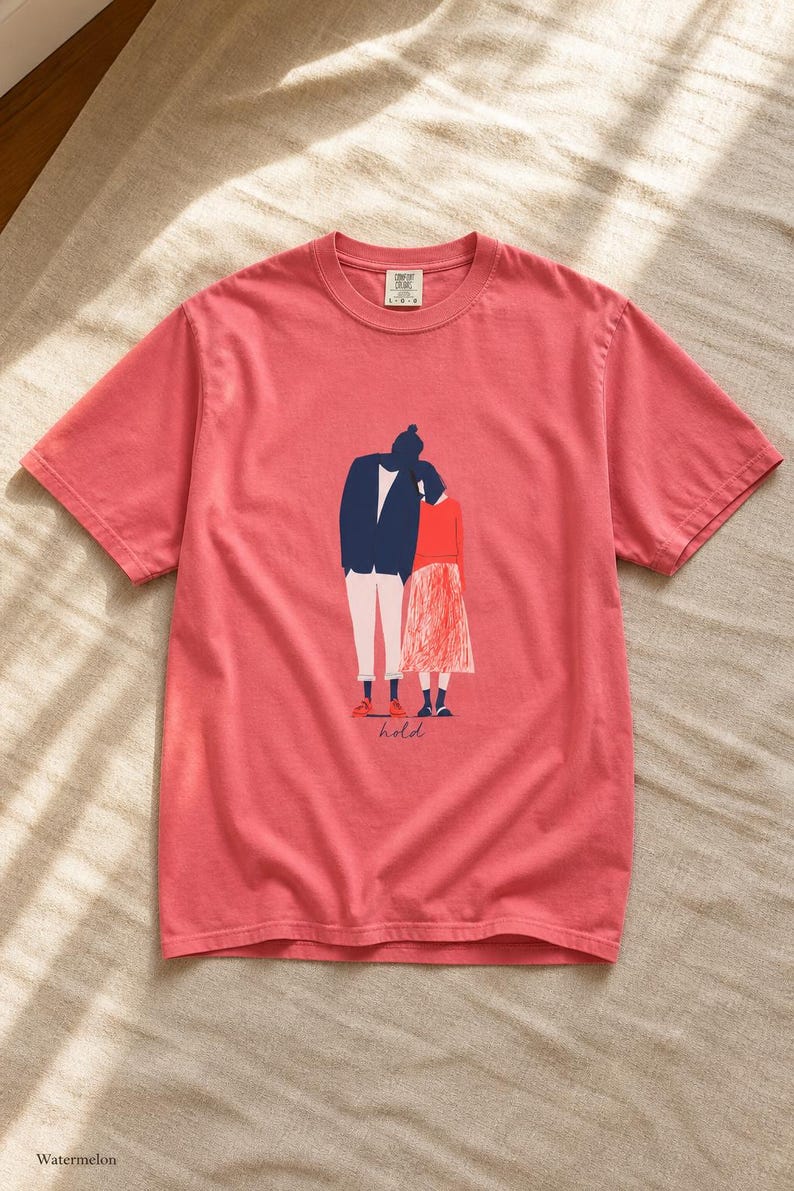 Hold Couple Illustration T-Shirt, Minimalist Editorial Art Tee, Leaning Together Love Graphic Shirt, Quiet Romance Gift afbeelding 15