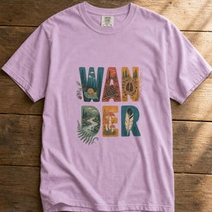 Camiseta con estampado de escenas de la naturaleza, camiseta de senderismo con letras ilustradas en el bosque, camiseta con estampado de piñas, setas y plumas. imagen 18