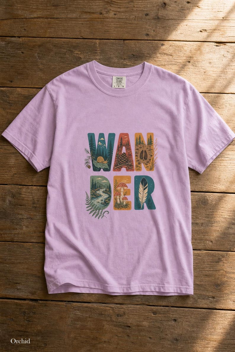 Camiseta con estampado de escenas de la naturaleza, camiseta de senderismo con letras ilustradas en el bosque, camiseta con estampado de piñas, setas y plumas. imagen 18