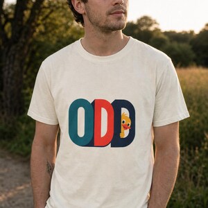Odd Duck T-Shirt, Cute Yellow Duckling Peeking Behind Bold ODD Typography Tee, Quirky Weirdo Graphic Shirt, Funny Gift immagine 2